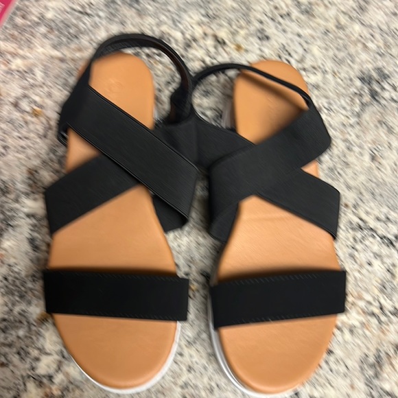 WILD DIVA Pyramid Stud Toe Band Footbed Sandals